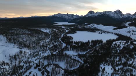 Aussicht-Auf-Die-Schneelandschaft-Mit-Wald-Und-Bergkette-In-Der-Nähe-Von-Sun-Valley,-Idaho