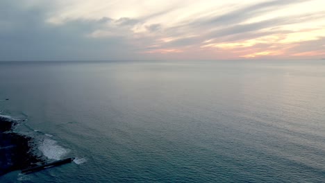 Atlantischer-Ozean-Auf-Der-Kanarischen-Insel,-Spanien,-Im-Sonnenuntergang,-Goldene-Stunde