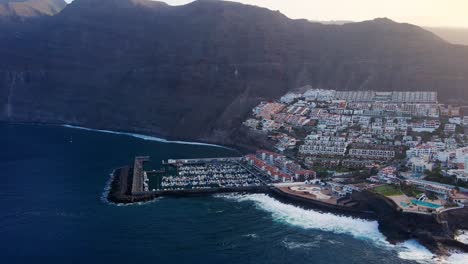 Dron-shot-of-coast-line-with-buildings-and-cardboard-in-los-Gigantes,-Canary-Island-