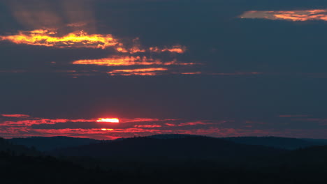 Zeitraffer-Des-Sonnenuntergangs-Hinter-Einer-Wolkenwand