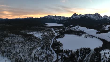 Panorama-Der-Winterlandschaft-Mit-Dichtem-Wald-Und-Felsbergen-In-Der-Nähe-Des-Skigebiets-Sun-Valley,-Idaho