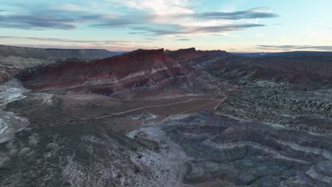 Montañas-De-Roca-Roja-En-El-área-Del-Antiguo-Pueblo-De-Paria-En-Utah---Toma-Aérea-De-Drones