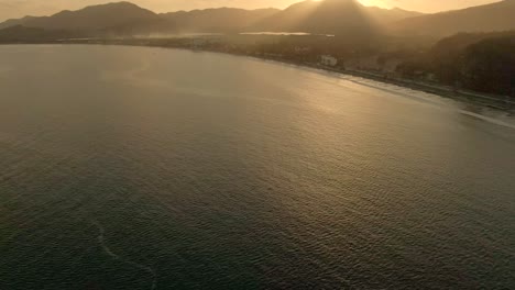 Hermosa-Vista-Costera-Al-Amanecer-En-Playa-Miramar,-Manzanillo,-Colima,-México