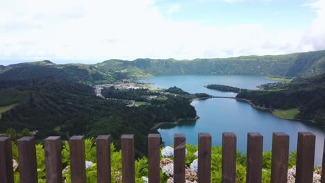 Hermoso-Paisaje-En-Las-Azores-Con-Espectacular-Vista-Al-Lago-Del-Cráter
