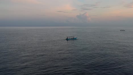 Luftlandschaft-Des-Indonesischen-Bootes,-Das-Auf-Ruhigem-Flachem-Ozean-Mit-Touristen-Bei-Sonnenaufgang-In-Lovina-Bali-Indonesien-Fährt
