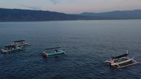 Antena-De-Barcos-Turísticos-En-Lovina-Bali-Indonesia-Al-Amanecer-En-Busca-De-Delfines-En-El-Tranquilo-Océano-Azul