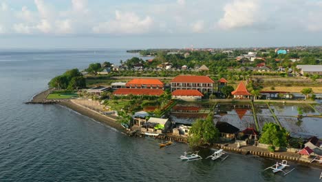 Hermoso-Resort-De-Playa-En-La-Costa-En-Lovina-Bali-Indonesia-Durante-La-Puesta-De-Sol-De-La-Hora-Dorada,-Antena