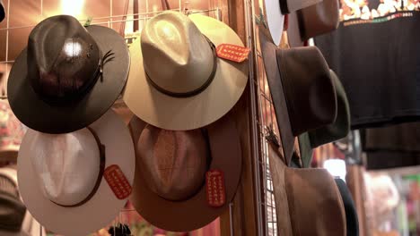 Sombreros-Que-Se-Muestran-En-La-Tienda