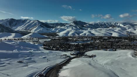 Vista-Panorámica-De-La-Estación-De-Esquí-De-Sun-Valley-Con-Montañas-Nevadas-En-Idaho