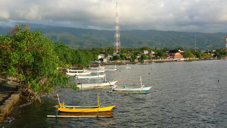 Antena-De-La-Costa-En-Lovina-Bali-Durante-La-Puesta-De-Sol-De-Indonesia-Jukung-Barcos-Anclados-Junto-Al-Mar