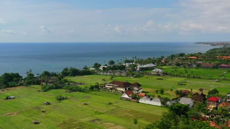 Luftlandschaft-Des-Reisfeldtals-Entlang-Der-Tropischen-Küste-Von-Lovina-In-Bali-Indonesien-An-Einem-Sonnigen-Tag