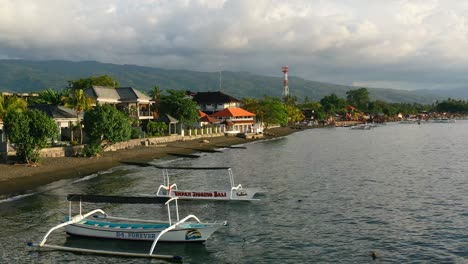Luftküste-Des-Ruhigen-Tropischen-Ozeans-Am-Lovina-Beach-In-Bali-Indonesien-Während-Des-Sonnenuntergangs-Der-Goldenen-Stunde