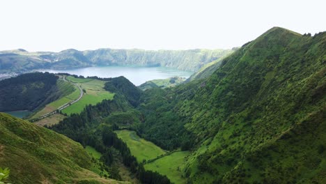 Atemberaubende-Azoren-Mit-Wunderschöner-Landschaft-Zwischen-Bergen-Und-Kraterseen