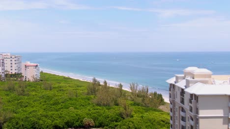 Umlaufende-Drohnenaufnahme-Des-Wunderschönen-Blauen-Strandes-An-Der-Ostküste-Von-Florida