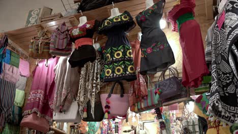 Weibliche-Traditionelle-Kleidung-Zum-Verkauf-Im-Laden