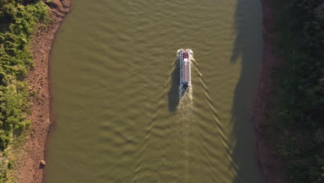 Touristenboot-Entlang-Des-Flusses-Iguazu-In-Der-Dämmerung,-Grenze-Zwischen-Argentinien-Und-Brasilien