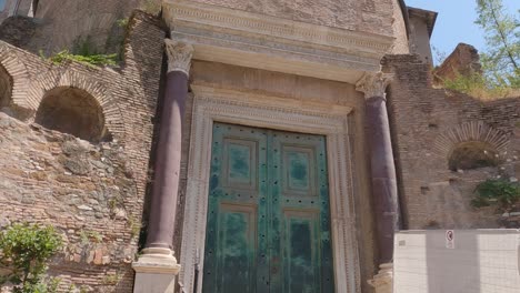 Fachada-Del-Tempio-Di-Romolo-En-El-Foro-Romano,-Roma,-Italia