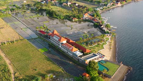 Antena-Del-Resort-Indonesio-Con-Piscina-Con-Vista-Al-Mar-En-La-Costa-De-Lovina-Bali-Indonesia-A-La-Hora-Dorada-Del-Atardecer