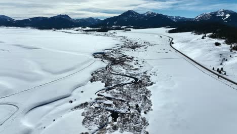 Winterlandschaft-Mit-Gefrorenem-Waldfluss-Im-Sun-Valley,-Idaho