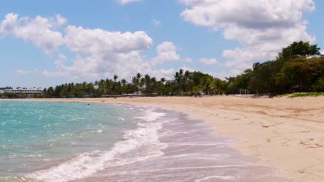 El-Bajo-Nivel-Del-Mar-Muestra-Una-Hermosa-Playa-En-El-Caribe