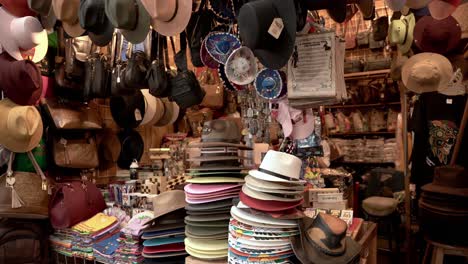 Venta-De-Sombreros-Y-Souvenirs-En-La-Tienda-De-Regalos