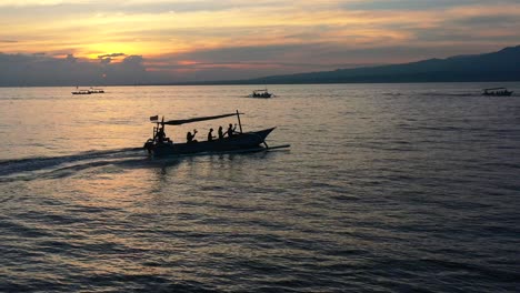 Luftsilhouette-Von-Touristen-In-Indonesischen-Jukung-Booten-In-Lovina-Bali-Bei-Sonnenaufgang-Auf-Der-Suche-Nach-Delfinen