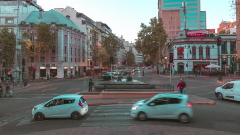 Zeitraffer-Von-Vorbeifahrenden-Autos-Während-Der-Blauen-Stunde-In-Einer-Der-Am-Stärksten-Verstopften-Straßen-In-Santiago-De-Chile