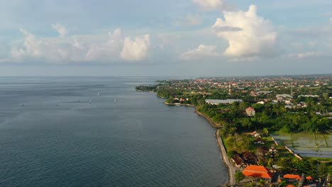 Schöne-Landschaft-Der-Ruhigen-Ozeanküste-In-Lovina-Bali-Indonesien-Bei-Sonnenuntergang-Der-Goldenen-Stunde,-Antenne