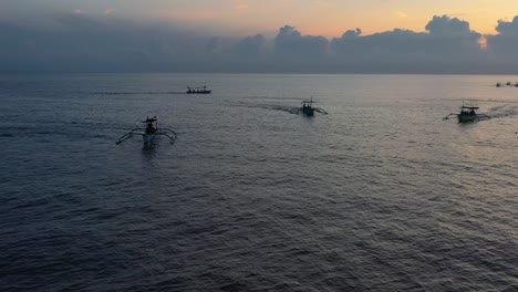 Luftpanorama-Von-Indonesischen-Jukung-Booten-Auf-Einer-Ozeantour-Bei-Sonnenaufgang-In-Lovina-Bali,-Indonesien