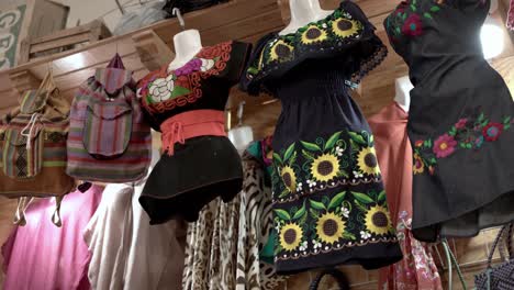 Traditionelle-Mexikanische-Frauenkleidung-Zum-Verkauf-Im-Geschenkeladen