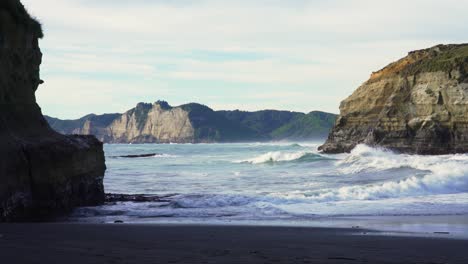 Vista-De-Las-Olas-Del-Océano-Pacífico-Rompiendo-En-Una-Pequeña-Playa-En-Chiloé