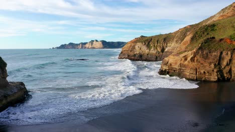 Blick-Auf-Die-Wellen-Des-Pazifischen-Ozeans,-Die-Auf-Einen-Kleinen-Strand-In-Chiloe-Brechen