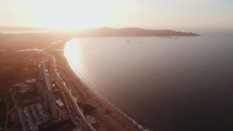 Luftaufnahme-Eines-Langen-Strandes-In-Der-Stadt-La-Serena-Während-Des-Sonnenuntergangs-In-Der-Region-Coquimbo-Im-Norden-Chiles