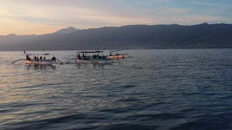 Luftlandschaft-Mit-Wunderschönem-Sonnenaufgang-Zur-Goldenen-Stunde-Mit-Indonesischen-Jukung-Booten,-Die-Touristen-Auf-Tour-In-Lovina-Bali,-Indonesien,-Befördern