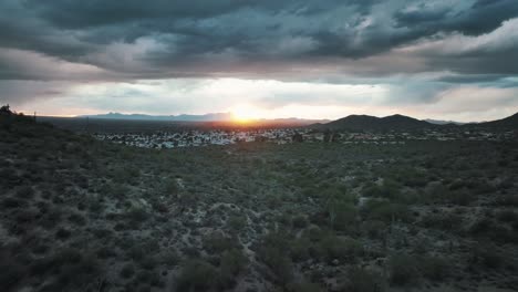 Savanne-Durch-Die-Sonora-Wüste-Mit-Tucson-Town-Bei-Sonnenuntergang-Im-Hintergrund-In-Pima-County,-Arizona