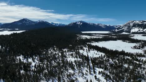 Bosques-De-Coníferas-Y-Montañas-Nevadas-Cerca-De-La-Estación-De-Esquí-De-Sun-Valley-En-Idaho