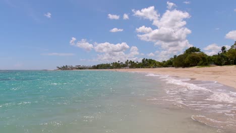 Niedriger-Sanfter-Anstieg-Vom-Meeresspiegel-Mit-Wunderschönem-Strand-In-Der-Karibik