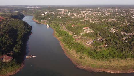 Río-Iguazú,-Misiones-En-La-Frontera-Entre-Argentina-Y-Brasil
