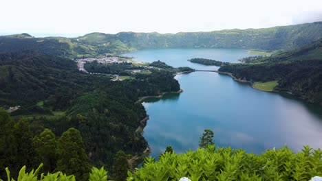 Naturaleza-Idílica-En-Las-Azores-Con-Vistas-Al-Lago-Del-Cráter-De-Sete-Cidades