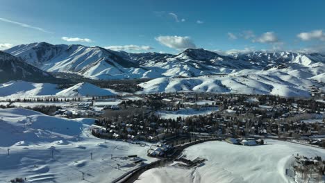 Sun-Valley-Ski-Resort-Town-Mit-Abfallenden-Bergen-Im-Hintergrund-Mit-Schnee-In-Idaho-Bedeckt