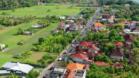 Luftaufnahmen-Von-Autos-Und-Fahrzeugen,-Die-An-Sonnigen-Tagen-Auf-Der-Straße-In-Lovina-Bali-Indonesien-Fahren