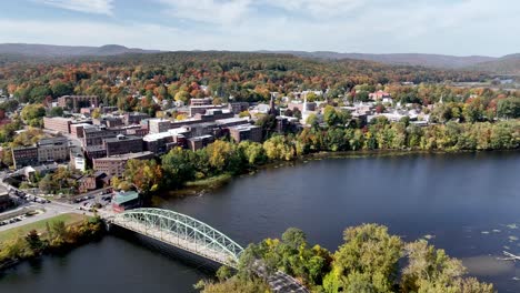 Hochantenne-über-Den-Connecticut-River-Nach-Brattleboro,-Vermont