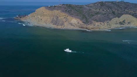 Ein-Boot-Verlässt-Die-Bucht-Von-San-Diego-Mit-Blick-Auf-Point-Loma