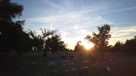 Langsamer-Flug-Durch-Einen-Friedhof-Bei-Sonnenuntergang