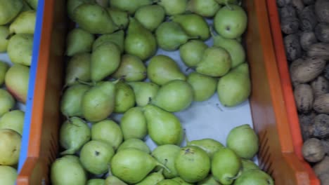 Contenedores-De-Frutas-Frescas-Y-Nueces-En-El-Mercado