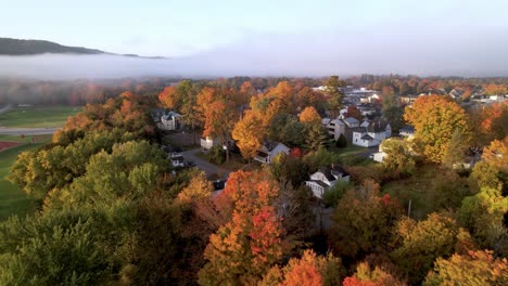 Luftnebel-Am-Morgen-Im-Herbst-In-Claremont,-New-Hampshire