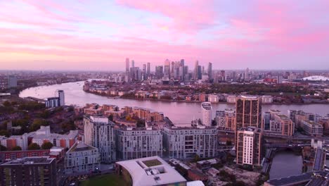 Schöne-Drohne-Schoss-London-Docklands-Und-Canary-Wharf-Bei-Sonnenuntergang