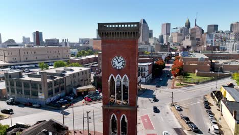 Baltimore-Maryland-Clock-Tower-Mit-Stadt-Im-Hintergrund-Luftbahn