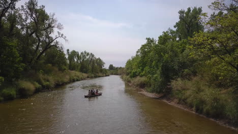 Tiro-Al-Revés-De-Una-Familia-Remando-En-Un-Kayak-Por-El-Río