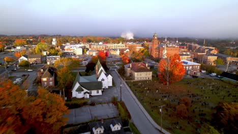 Antenne-über-Herbstlaub-Und-Herbstfärbung-In-Claremont,-New-Hampshire